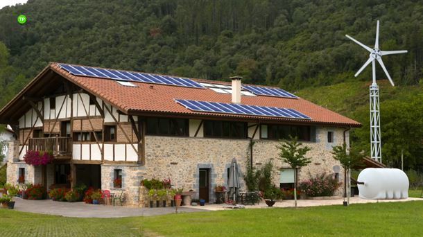 Caserí sostenible con placas solares