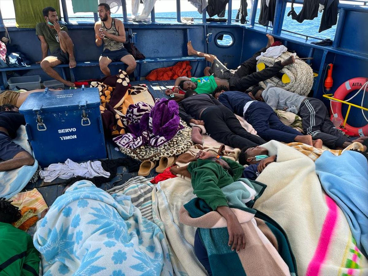 Un grupo de migrantes rescatados descansan en el Aita Mari. EITB Media