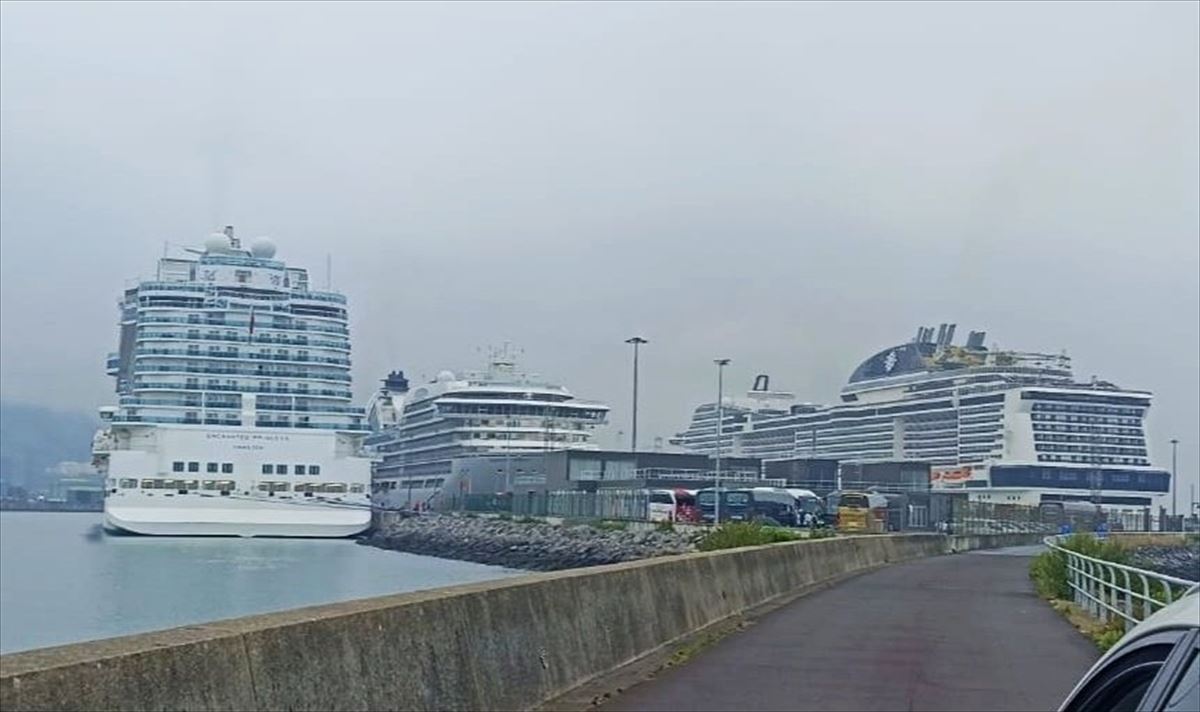 Los tres cruceros atracados en el Puerto. 