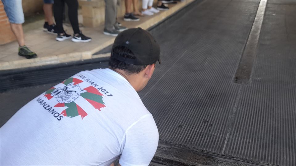 3.-Tirada de un ‘bolari’ del equipo del concejos de Manzanos (Ribera Baja).