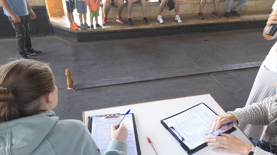 7.-Los responsables del Club de Bolo Alavés llevan el cuenteo de los bolos tirados