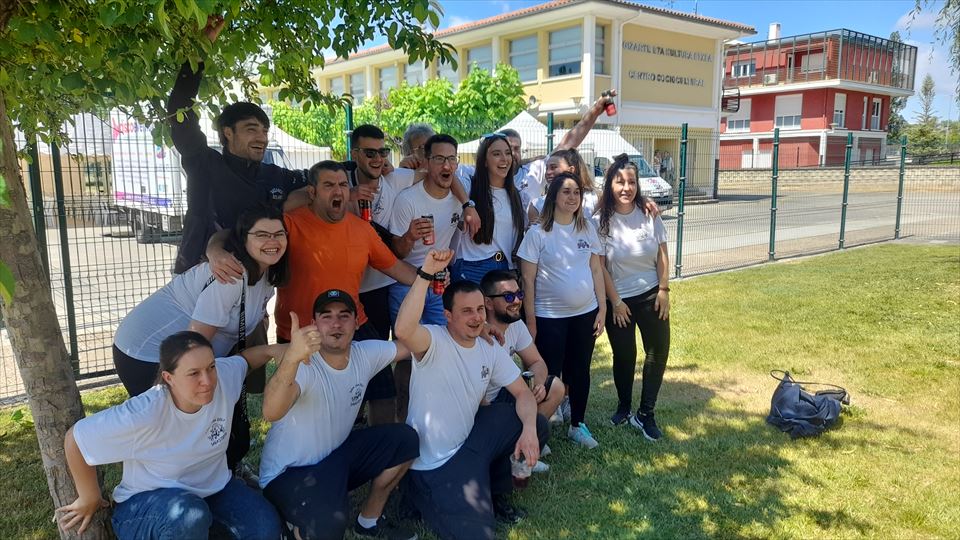 8.-Foto del equipo del concejo Manzanos tras la victoria en la Categoría B