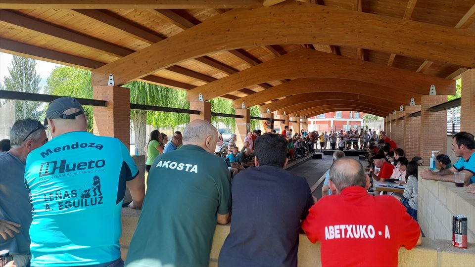 10.-Mucha expectación a lo largo de todas la mañana en el bolera de Lantaron.