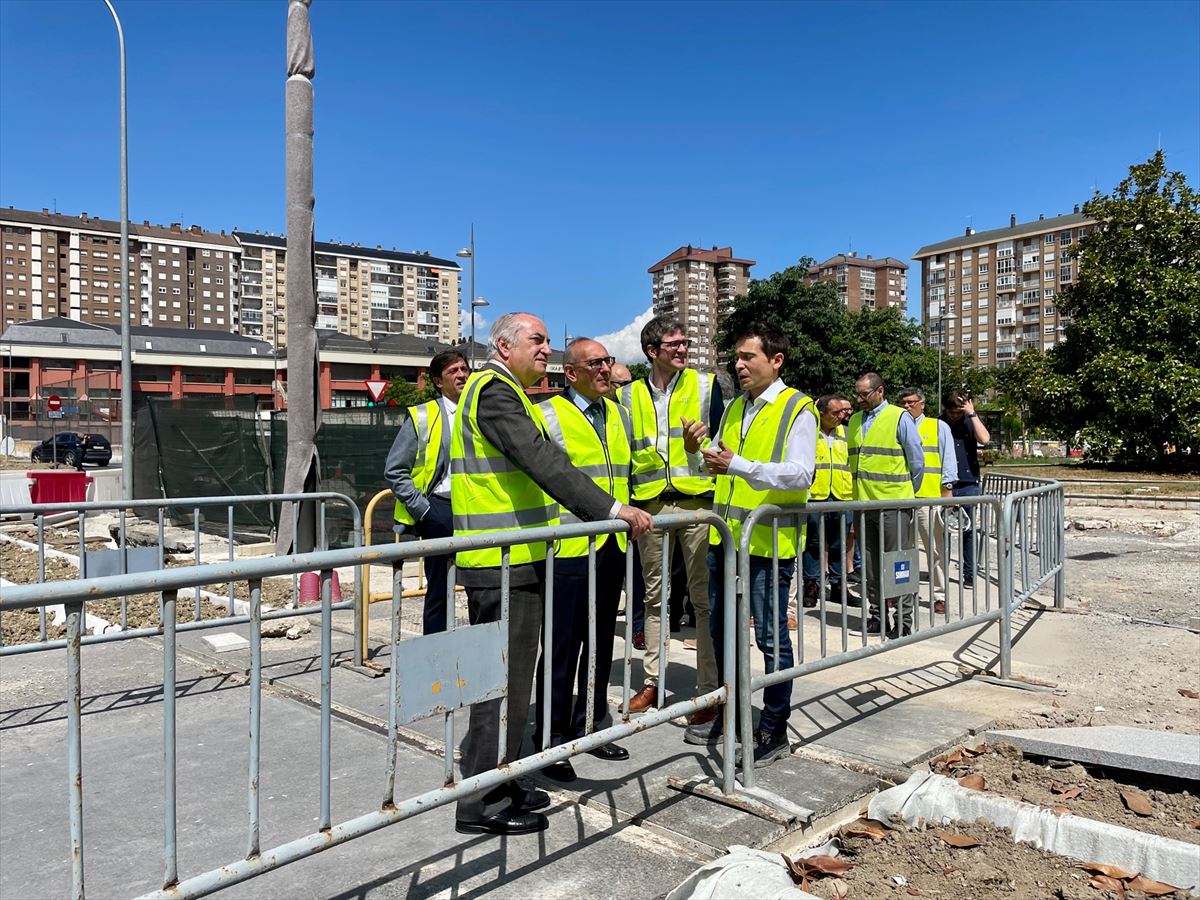 Las autoridades visitan las obras de la nueva línea del tranvía. Foto: Ayuntamiento de Vitoria