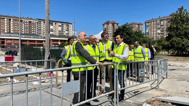 Agintariak tranbiaren ibilbide berriaren obrak ikusten. Argazkia: Gasteizko Udala