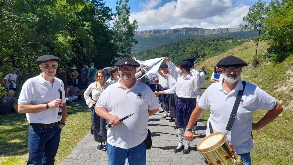 3.-Los gaiteros preparado para arrancar los actos festivos y detrás el grupo de danzas local