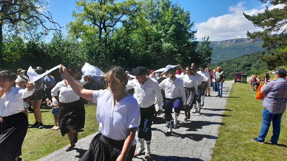 5.-El grupo de danzas de Kuartango abre el desfile festivo camino de la ermita de la Trinidad