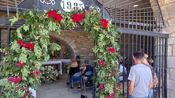 7.-La reja de la ermita de la Trinidad ornamentada con ramas de fresno y rosas