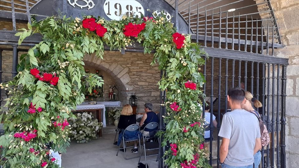 7.-La reja de la ermita de la Trinidad ornamentada con ramas de fresno y rosas