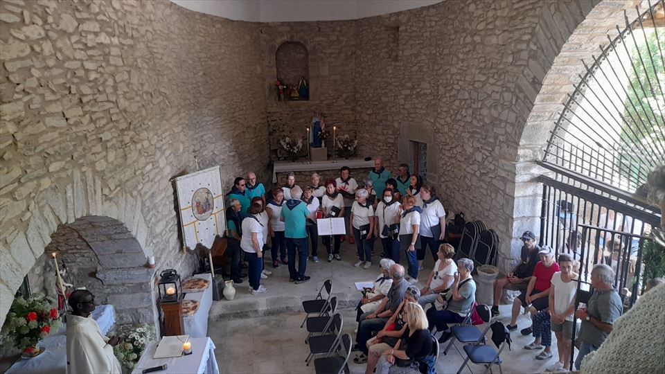 8.-El Coro de Kuartango en el interior de la ermita de la Trinidad