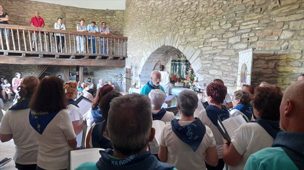 10.-El Coro de Kuartango interpreta una pieza en honor a la Trinidad