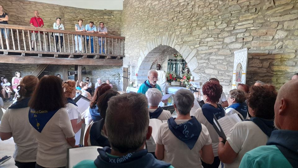 10.-El Coro de Kuartango interpreta una pieza en honor a la Trinidad