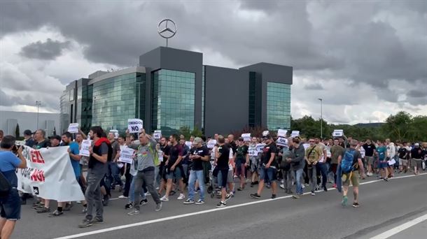 La mayor movilización de los últimos años de los trabajadores de Mercedes en Vitoria logra parar la producción