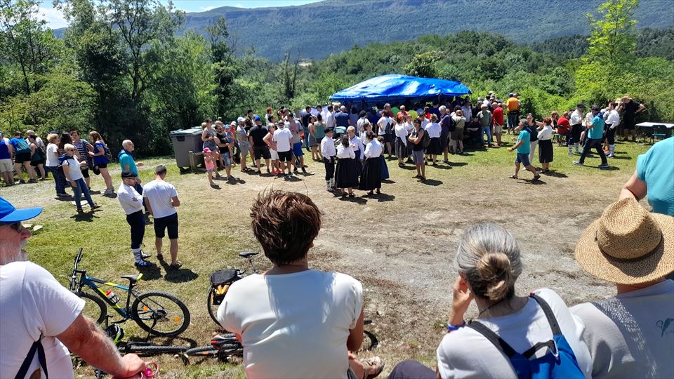 14.-El grupo de danzas de Kuartango se prepara antes de la interpretación de las danzas tradicionales
