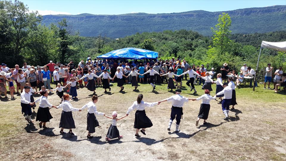 15.- Los mozos y las mozas bailan primero en corro