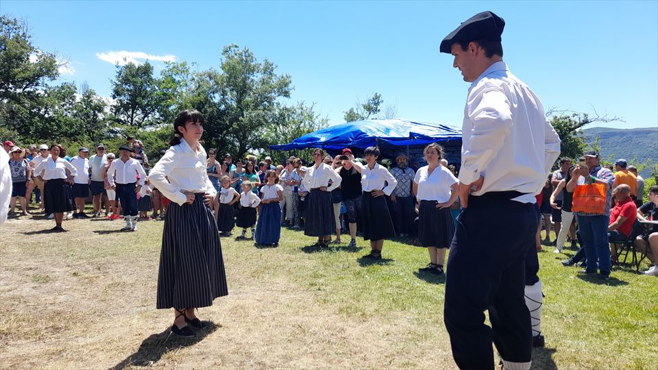 16.- La moza mayor se coloca en frente de la pareja elegida y coloca las manos en la cadera a modo de cortejo