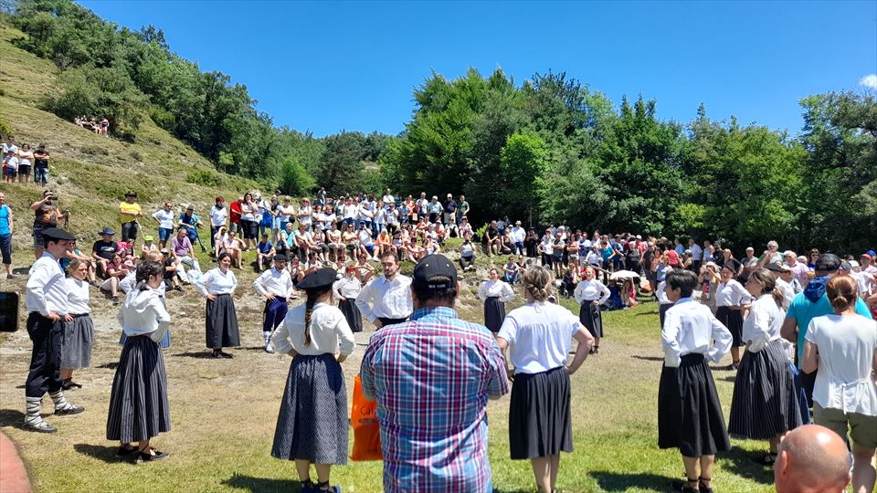 18.-El mozo mayor coloca la txapela a la moza y, de nuevo, el cortejo