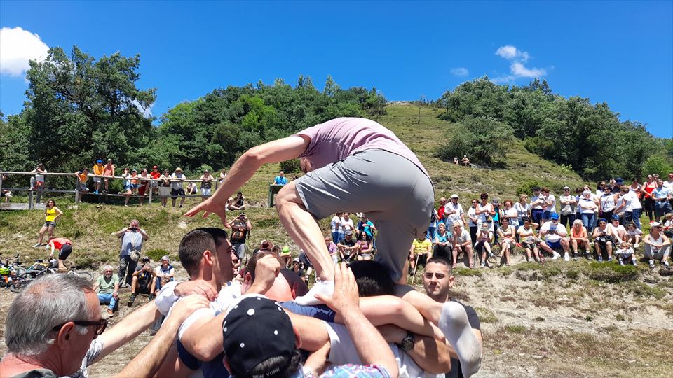 19.-Ocho mozos forman la base del tradicional castillo humano