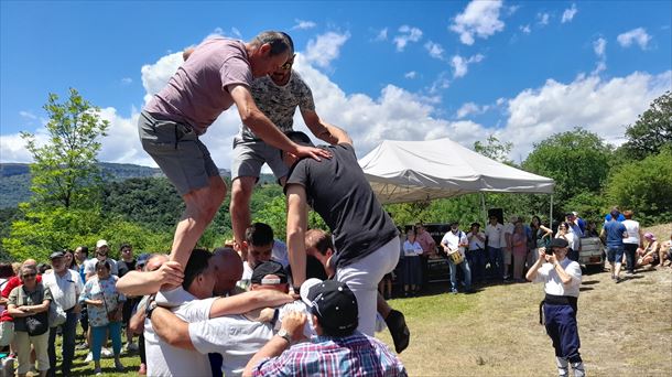 20.-Momento en el que tres mozos levantan el primer piso