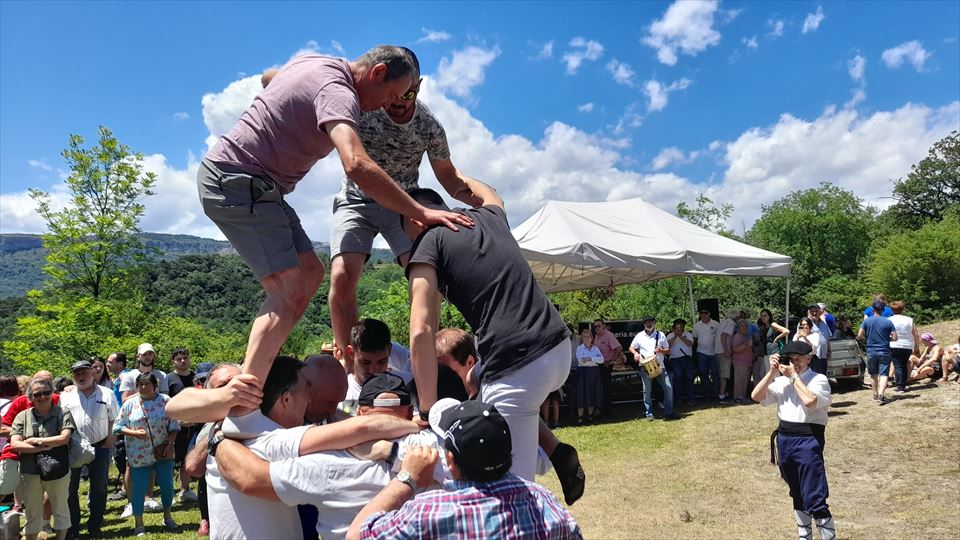 20.-Momento en el que tres mozos levantan el primer piso