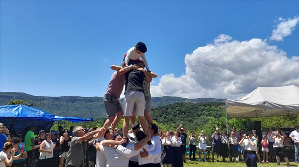 21.-Ibai a punto de coronar el castillo humano