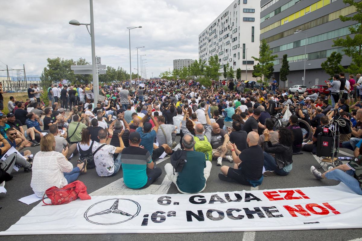 Trabajadores de Mercedes Benz Vitoria durante la protesta del miércoles. Foto: EFE