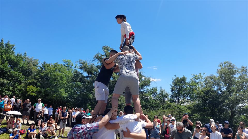 22.-Ibai se estrena en la cumbre del castillo humano