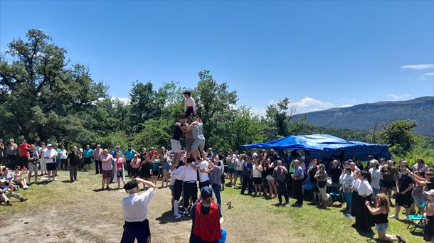 24.-El público asistente aplaude a los mozos que han levantado el castillo humano