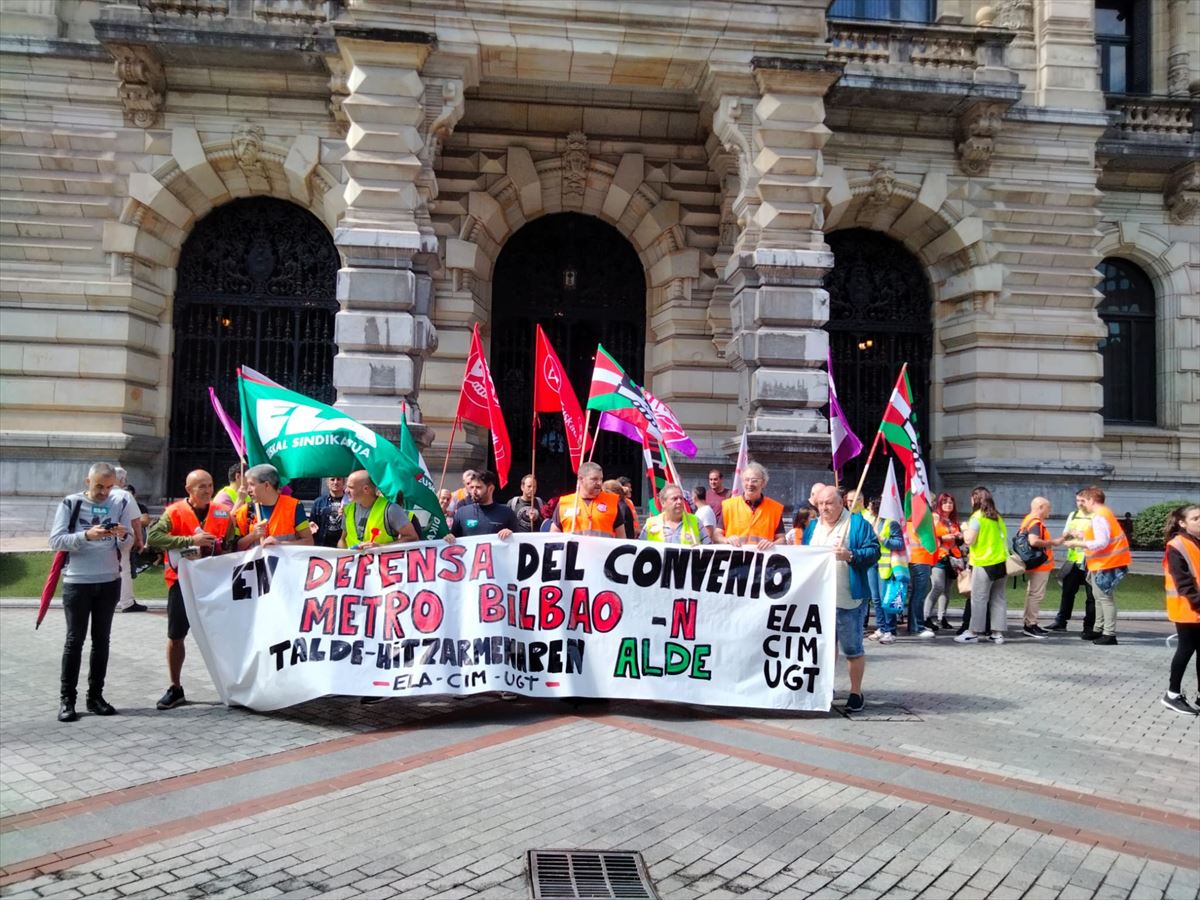 Representantes de los trabajadores de Metro Bilbao ante la Diputación de Bizkaia. Foto: UGT