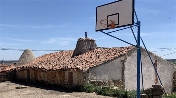 Chimenea troncocónica y horno semicircular adosado al hogar en Villabuena (Soria). DAVID ORTEGA
