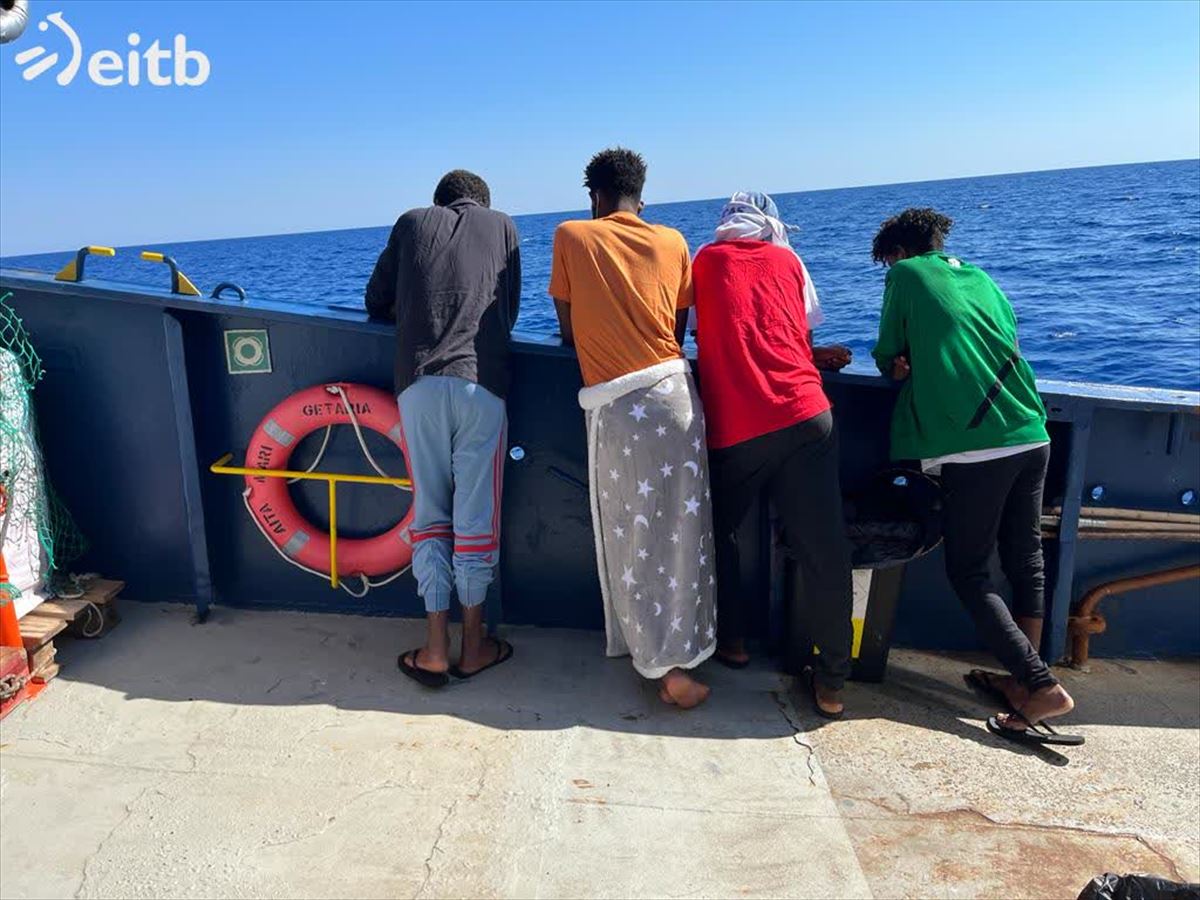 Varias persona migrantea en el Aita Mari en 2022. Foto: EITB Media