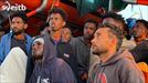 Migrantes tras ser rescatados. Foto: EITB Media title=