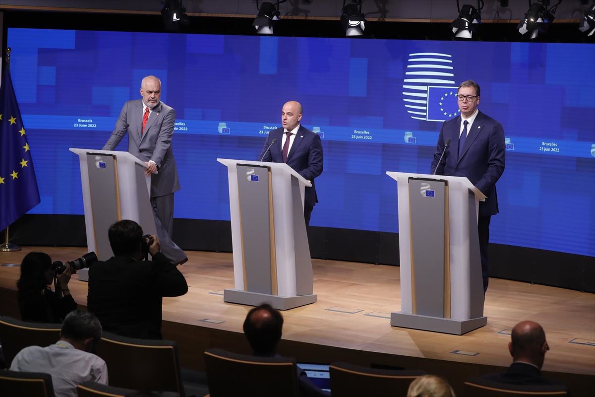 Los líderes de Albania, Macedonia del Norte y Serbia tras la cumbre con la UE. Foto: EFE