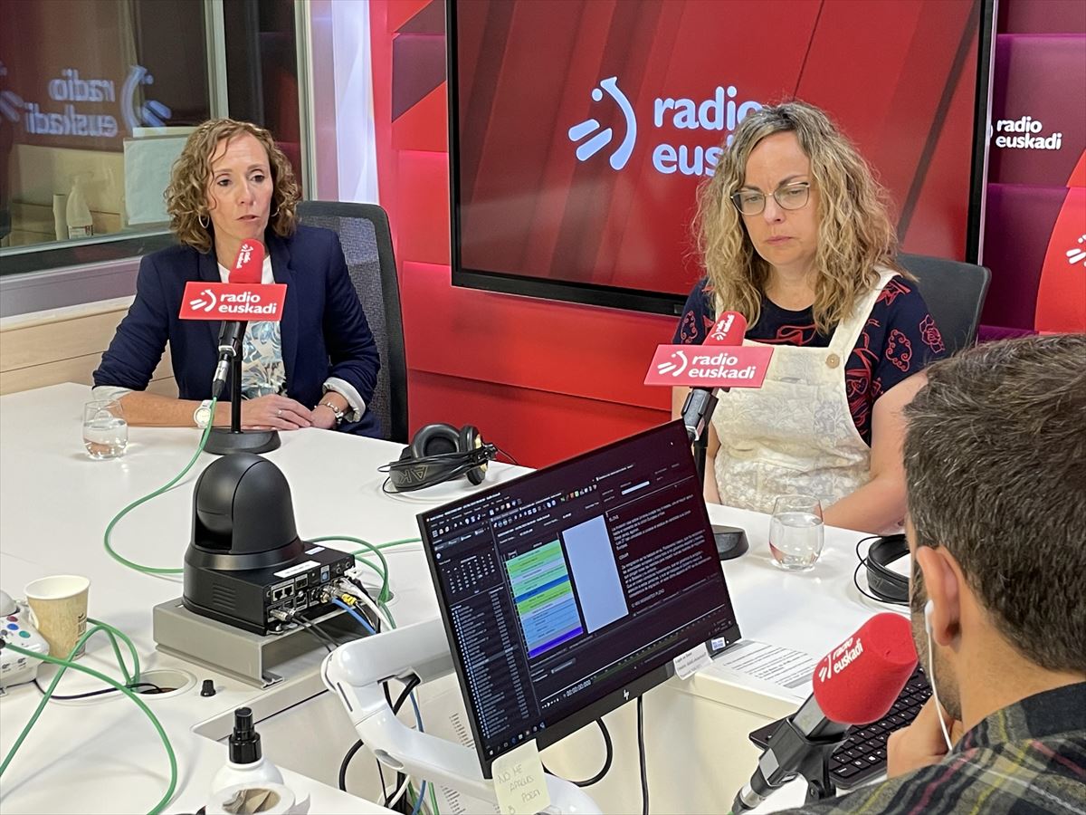 Amaia Mayor (SATSE) eta Ester Saavedra (ELA), gaur, Radio Euskadin. EITB.