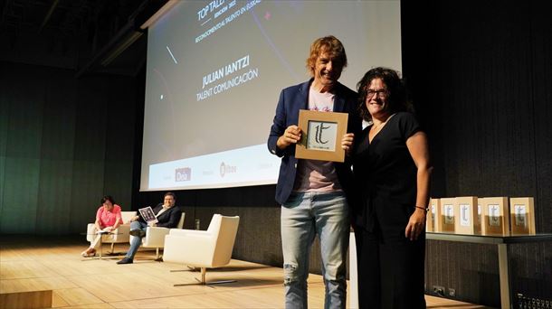 Julian Iantzi, recibiendo el premio Talent. Foto: Pablo Viñas (Deia)