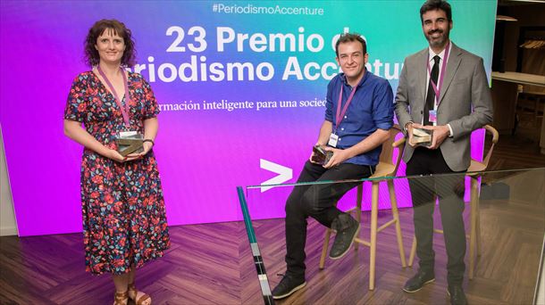 Alaitz Ochoa de Eribe junto a los otros dos premiados