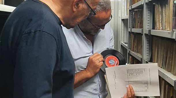 Antonio Altarriba y Xabier Matxain en la fonoteca de Radio Vitoria