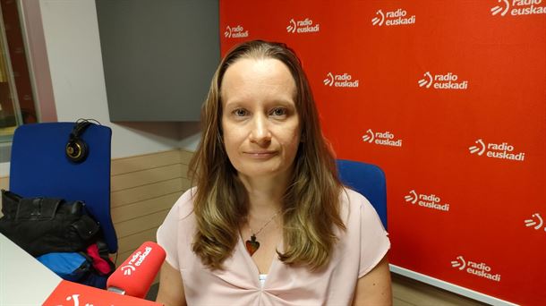 La Dra. Sari Arponen en los estudios de Radio Euskadi                                               