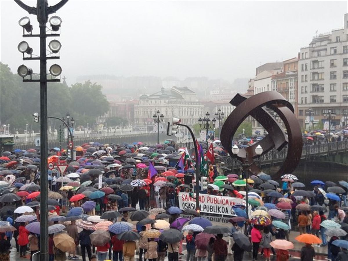 Manifestación de los sindicatos de Osakidetza, a su paso por el Ayuntamiento de Bilbao. Foto: @LABbilbo