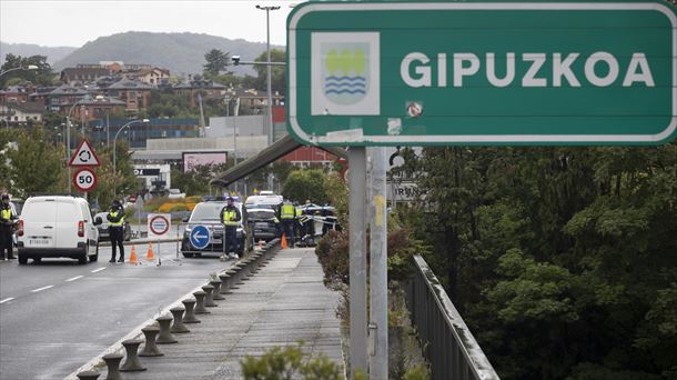 Control de la Policía Nacional en Irun. Foto: EFE