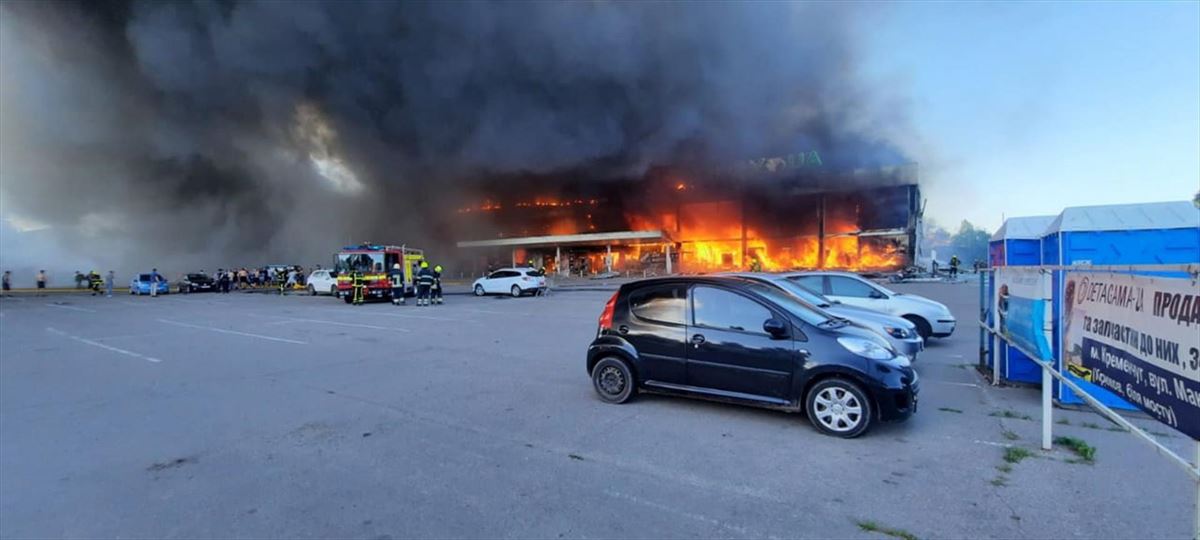 El centro comercial de Kremenchuk, en el centro de Ucrania, en llamas. Foto: EFE