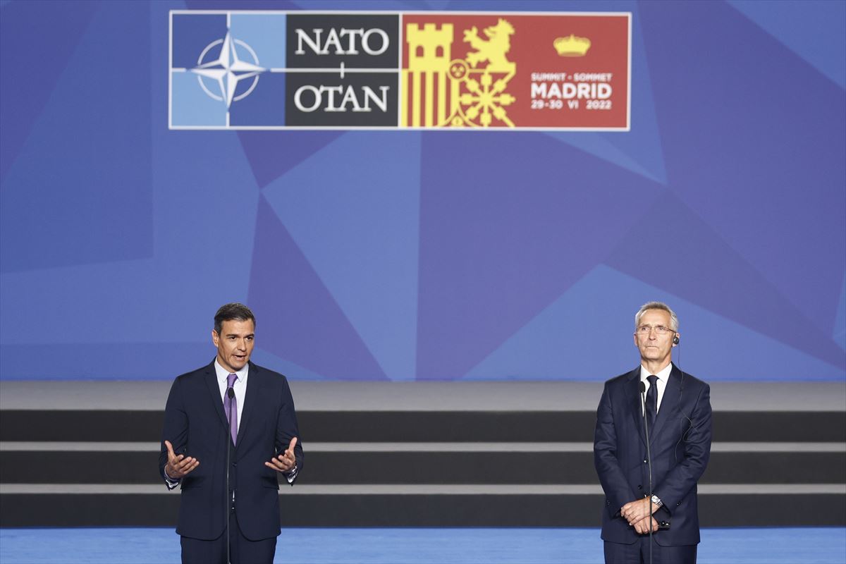 Sánchez, junto al secretario general de la OTAN Stoltenberg, en la cumbre celebrada en junio. 