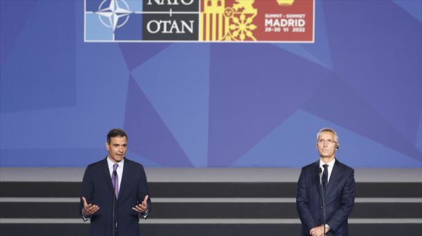 Sánchez, junto al secretario general de la OTAN Stoltenberg, en la cumbre celebrada en junio. 