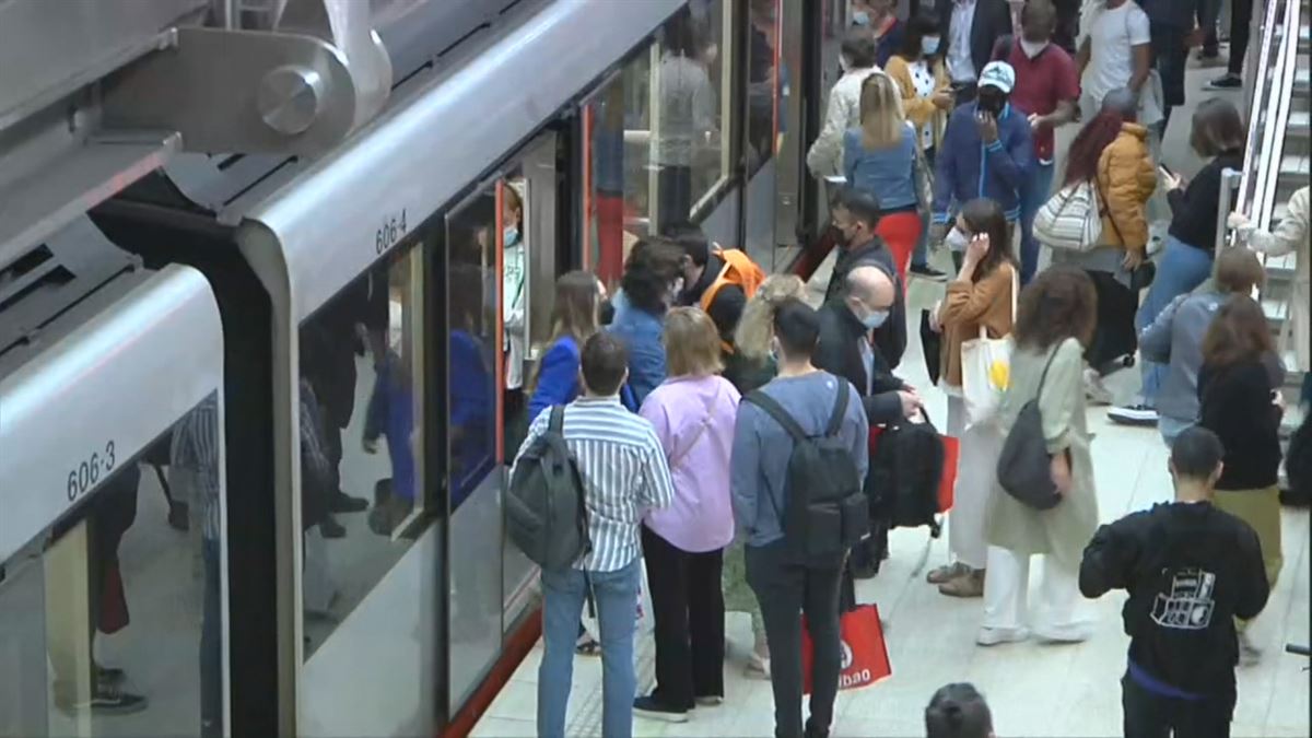 En horas punta, Metro Bilbao funciona hoy con servicios mínimos 