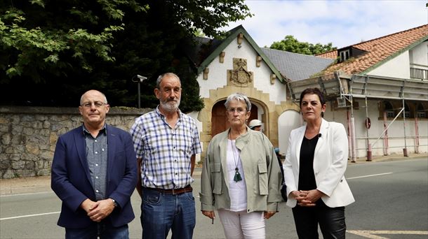 Mertxe Aizpurua, Juan Karlos Izagirre y los hermanos de Lasa y Zabala ante el palacio de La Cumbre.