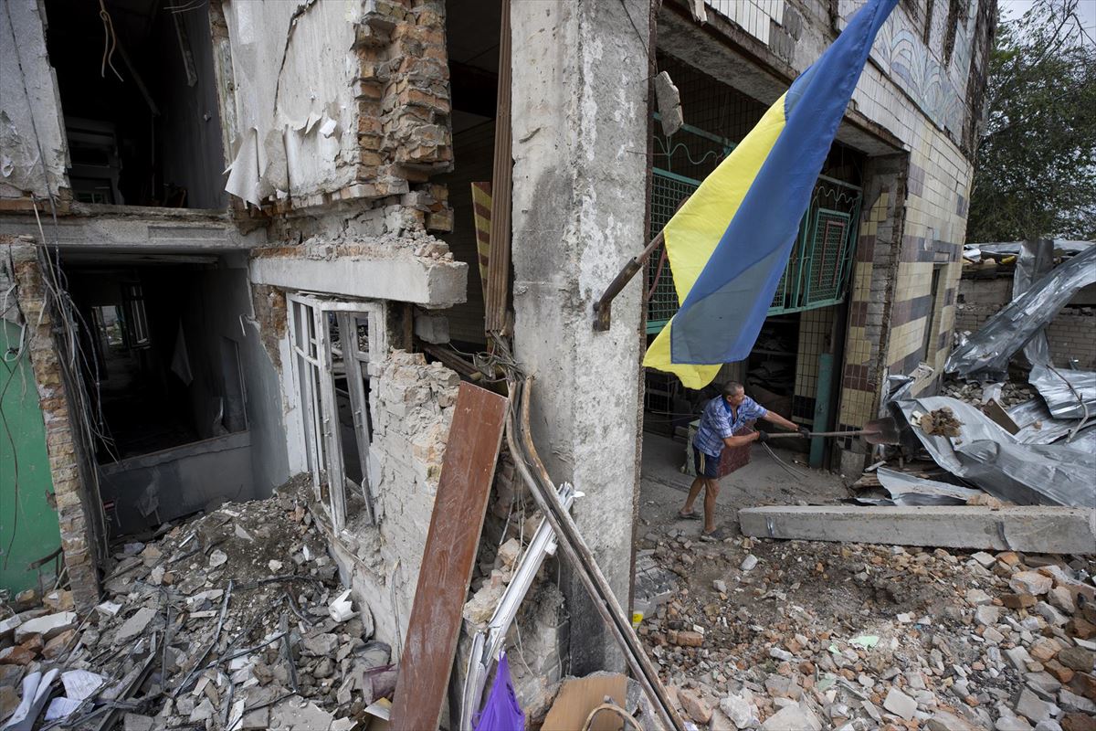 Ukrainako Dnipro hiriko tailer bat, errusiar misil batek jota