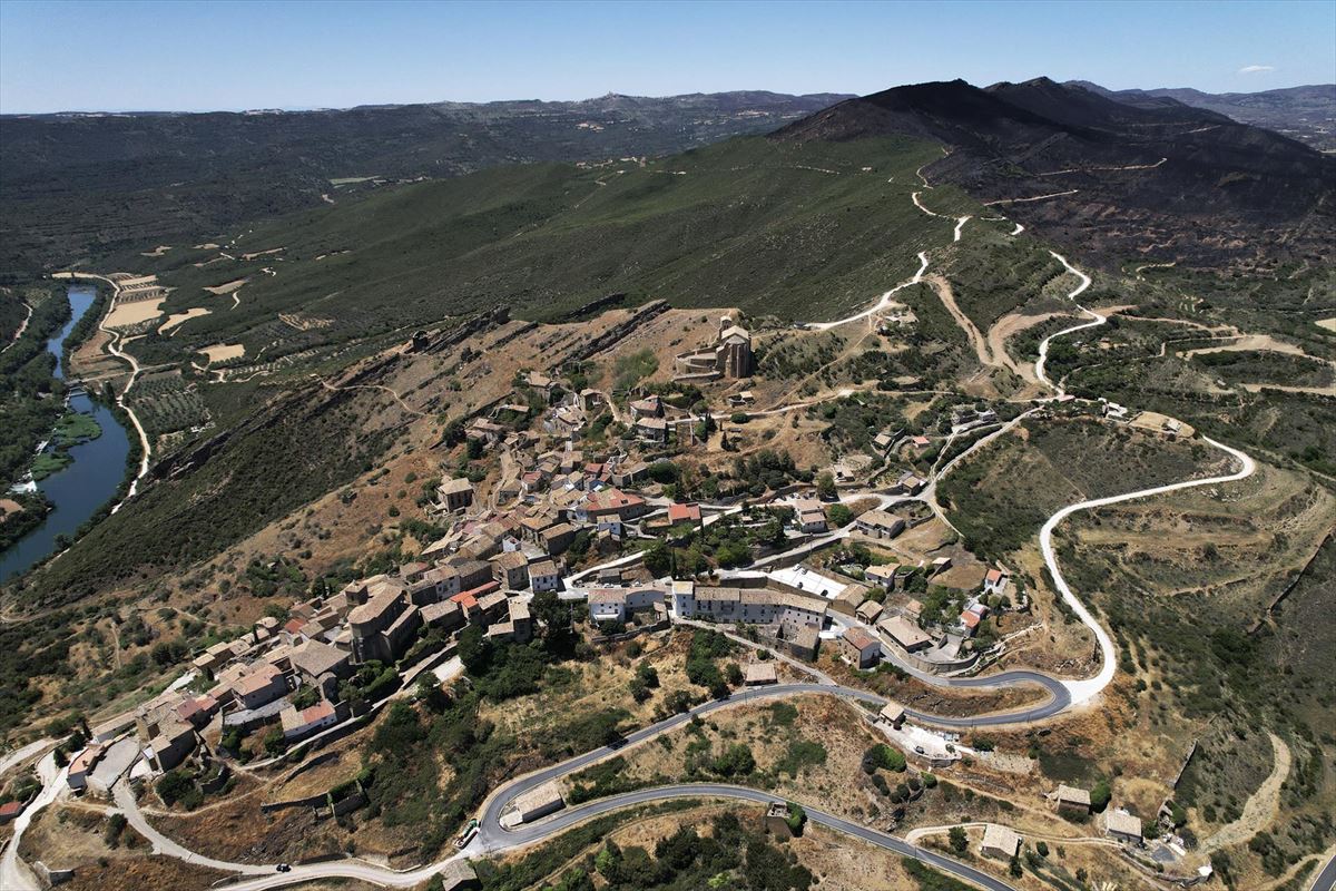 Imagen tomada desde un dron de la localidad de Gallipienzo (Navarra). Foto: EFE