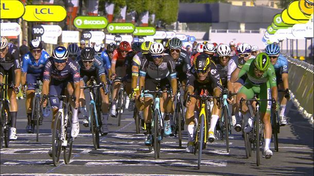 El pelotón cruza lalínea de meta en una etapa del Tour de Francia 2021. Foto: EFE