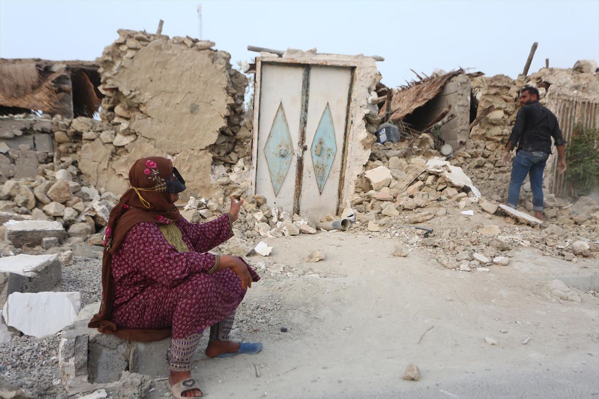 Una mujer ante una casa destruida por el terremoto en Irán. Foto: EFE
