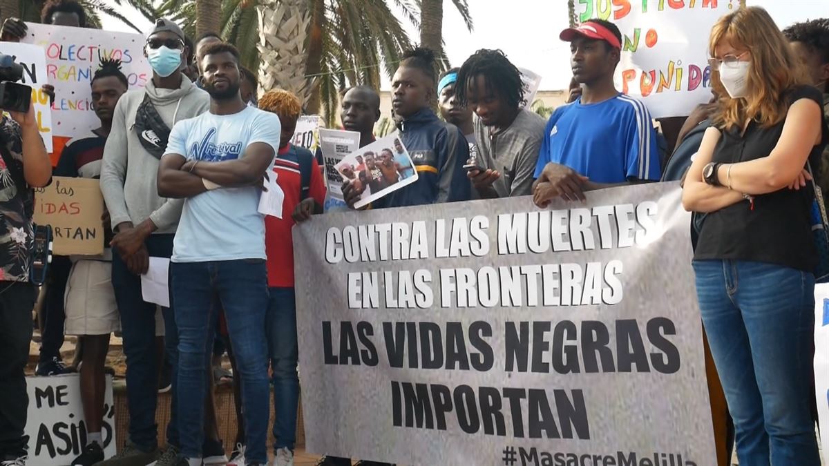 Migrantes que lograron cruzar la valla de Melilla reclaman justicia para sus 37 compañeros fallecidos